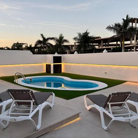 LAS MAGNOLIAS- Villa adosada con piscina privada Appartamento